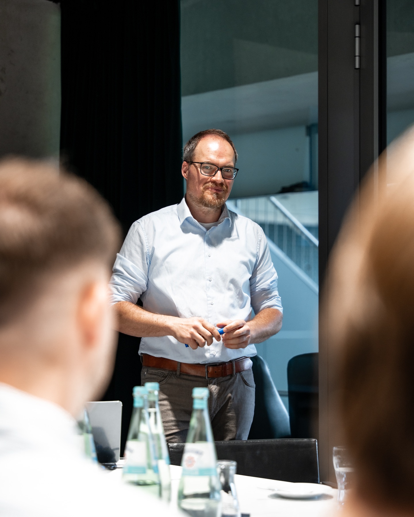 Joel im Workshop vor Teilnehmern